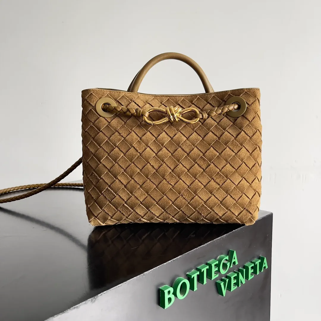 The 2023 new Andiamo batch of 1960 BV has been shipped‼ ️Really popular🔥The new Andiamo woven handbag launched by Bottega Veneta this season is really popular all over the world! ! Celebrities at home and abroad have worn it, and Oscar-winning actress Michelle Yeoh has taken it out on the street. Song Jia, Trai Yara, Yu Feihong, Sanji Ayaka, Rosie Hunting-Whiteley, Yoshioka Riho, etc. have all picked up this bag. It is classic and versatile, showing off its temperament, and the bag capacity is also large, which is very convenient for daily commuting! ! A variety of carrying methods, the shoulder straps can be adjusted by yourself, the original lambskin feels soft and delicate, and the neutral style is made to break gender boundaries and bring a more practical and longer-lasting use experience. Andiamo, which has both elegant and casual styles, perfectly interprets the true appearance of "fashionable old money style". Style number: 743568 (suede) Size: 25*22*10.5cm